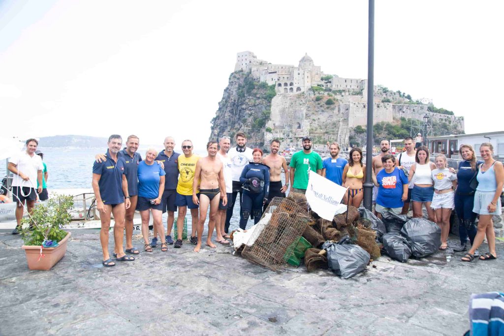 Ischia, dopo la Festa ripulita la baia di Sant’Anna