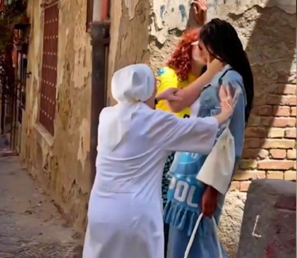 Quartieri Spagnoli, bacio tra attrici fa arrabbiare una suora: “Che fate, è il diavolo!” (VIDEO)