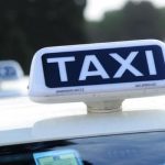 Un taxi in servizio a Napoli, guidato da un uomo di 48 anni, ha investito un uomo di 61 anni mentre attraversava la strada.