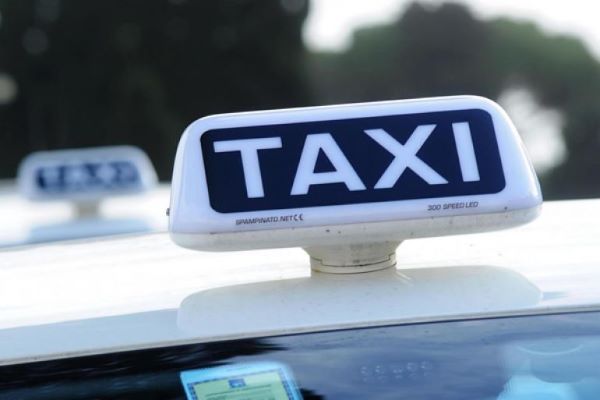 Corso Vittorio Emanuele, albero cade a pochi passi da taxi