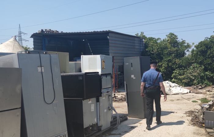 Brusciano, elettrodomestici abbandonati in campo: 2 denunce