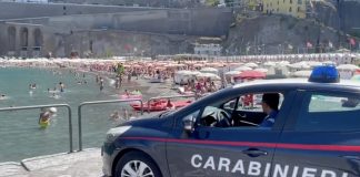 Sorrento, carabinieri tra i bagnanti: 135 identificati