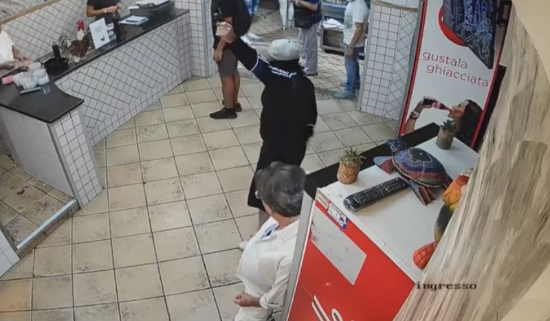 Pianura, rapina in pizzeria: minaccia clienti con pistola e spara al soffitto