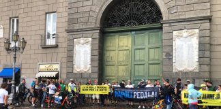 Mobilità sostenibile a Napoli, flash mob delle associazioni a Palazzo San Giacomo