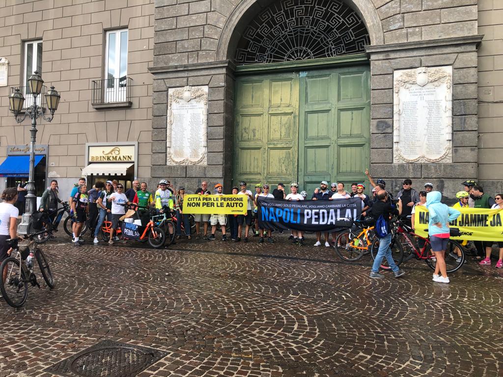 Mobilità sostenibile a Napoli, flash mob delle associazioni a Palazzo San Giacomo