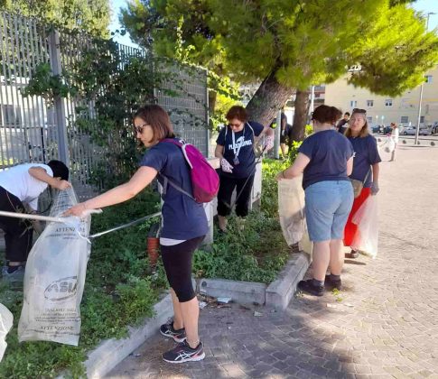 Fuorigrotta, a Piazzale Tecchio i volontari in azione per l'iniziativa "Napoli per Napoli"