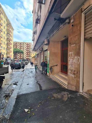 Fuorigrotta, Napoli Servizi sgombera le fioriere abusive in via Veniero