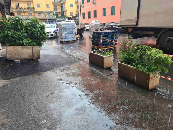 Fuorigrotta, Napoli Servizi sgombera le fioriere abusive in via Veniero