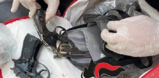 Caivano, droga e armi cariche in area condominiale