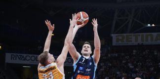 Gevi Napoli Basket vince contro Carpegna Prosciutto Pesaro