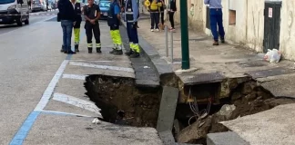 Fuorigrotta, voragine in via Cariteo. Si valuta sgombero palazzo