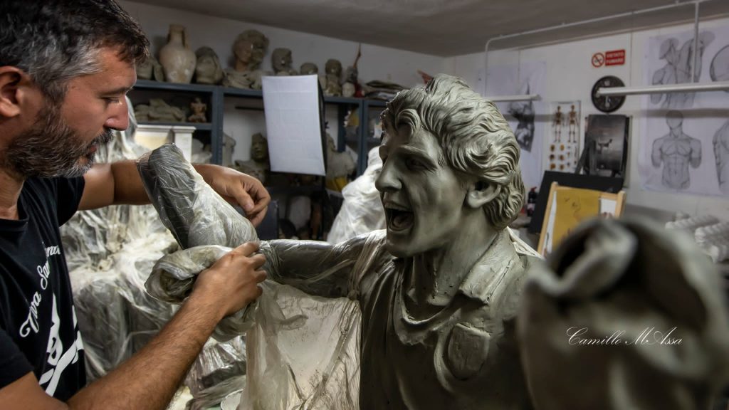 Domenico Sepe con la scultura di Paolo Rossi in attesa di sistemare il suo Maradona