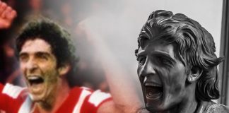 Lo scultore Domenico Sepe e il suo Paolo Rossi all'ingresso dello Stadio Menti di Vicenza