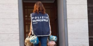 Cimitero di Fuorigrotta, blitz contro i venditori di fiori