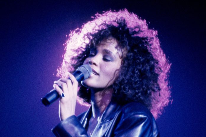 Whitney Houston, nelle sale il biopic prodotto da Clive Davis