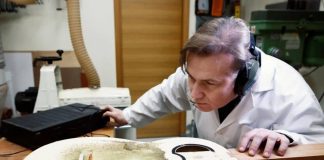 José Antonio Escobar in concerto con la nuova chitarra brevettata dal maestro Marco Sellitto