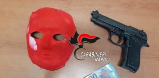 Quarto, rapina coppia con pistola e maschera veneziana