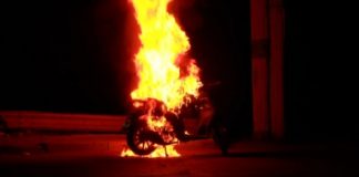 Napoli, scooter a fuoco in centro: possibile matrice dolosa