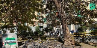 Piazza Medaglie d'Oro, cinque scooter dati alle fiamme