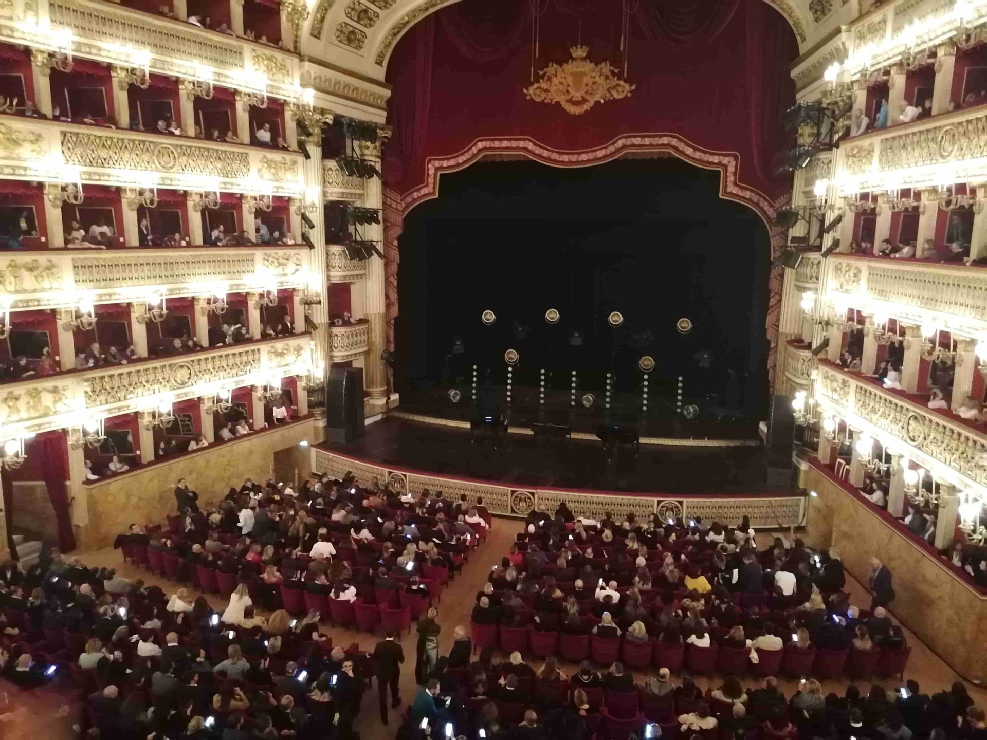 Al Teatro San Carlo continua l’Opera I Vespri siciliani di Giuseppe Verdi