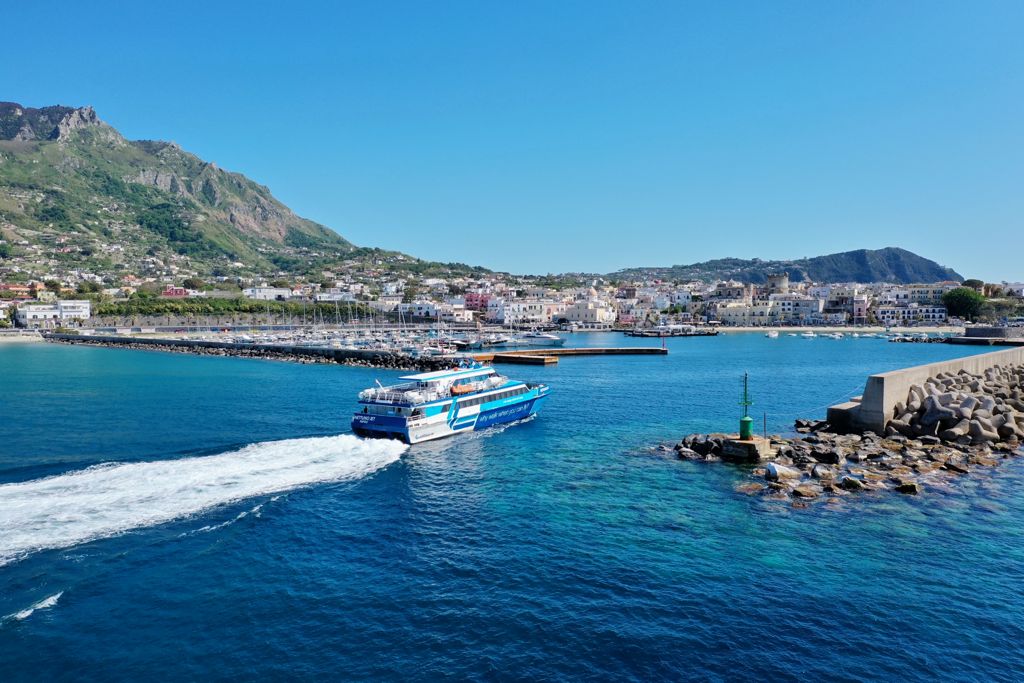 Ischia, turisti in arrivo per Pasqua: traghetti e aliscafi sold out