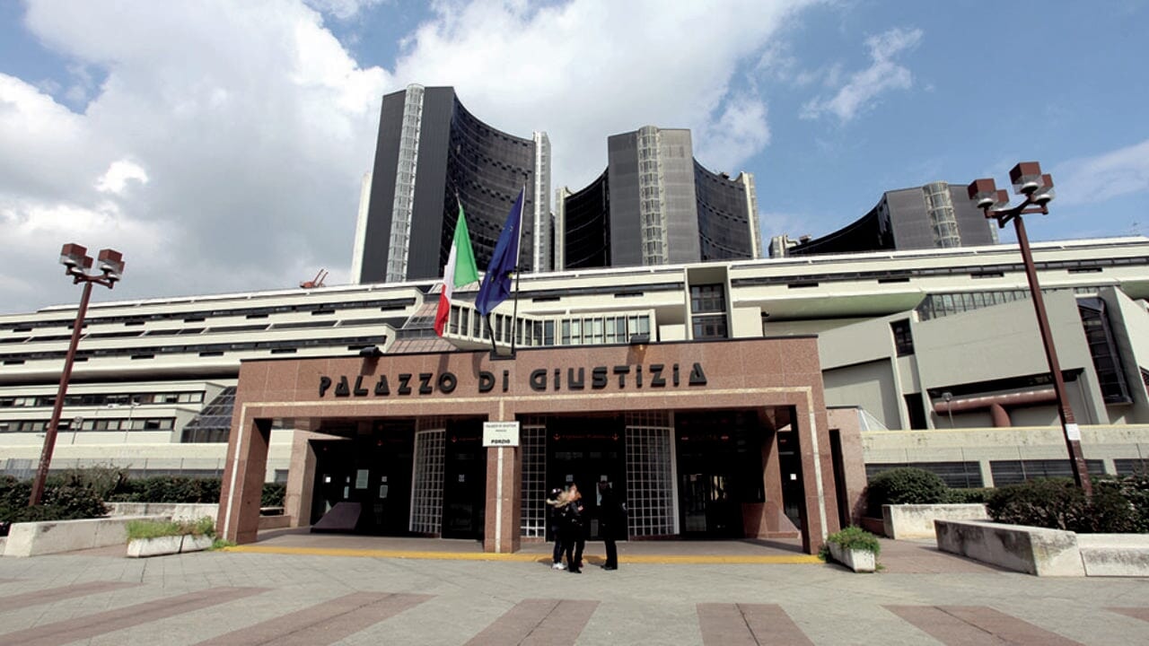 spari contro il palazzo di giustizia al centro direzionale di napoli da 2anews.it spari contro il palazzo di giustizia al centro direzionale di napoli