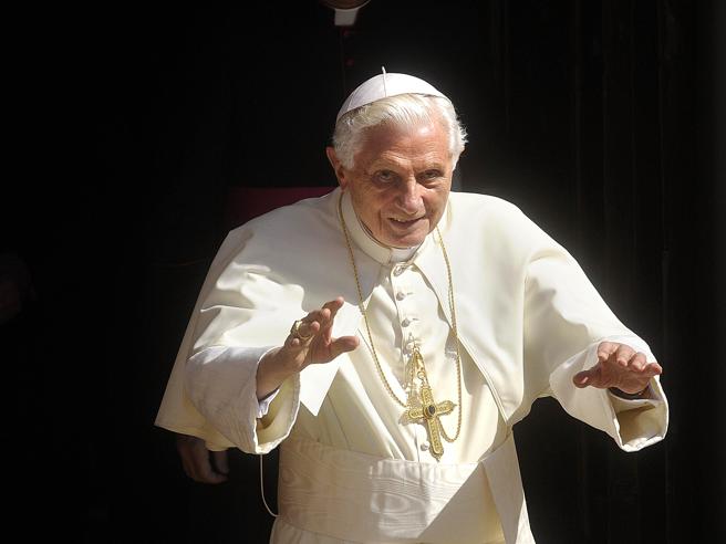 Benedetto XVI è morto: il Papa emerito aveva 95 anni