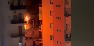 Portici, fiamme in un palazzo: sgomberate 26 famiglie