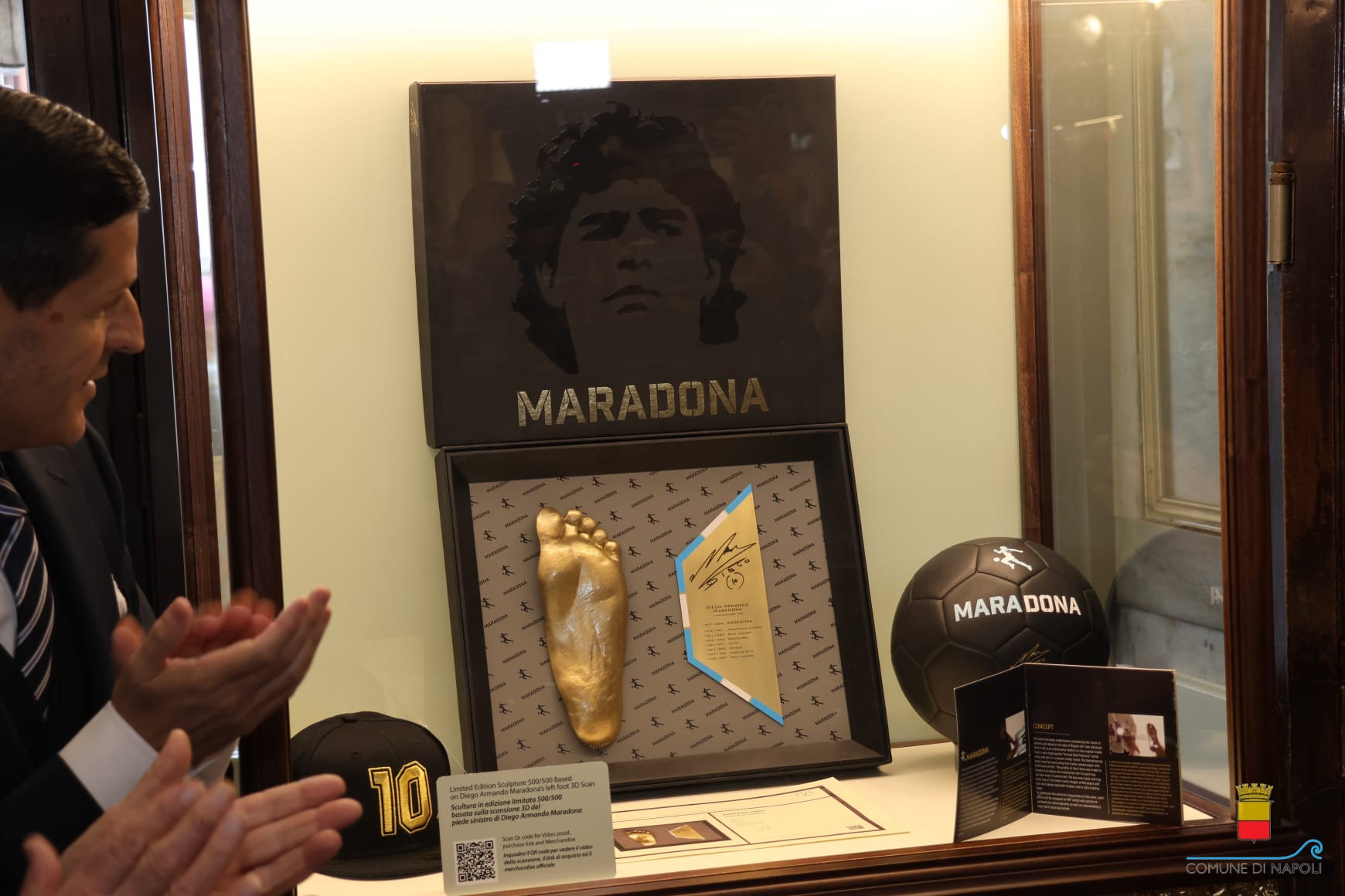 Maradona, al caffè Gambrinus il calco del piede sinistro