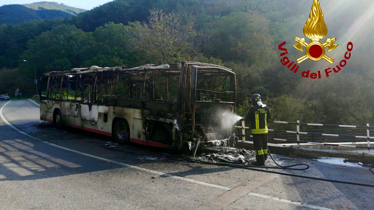 Avellino, bus Air in fiamme: terrore a bordo