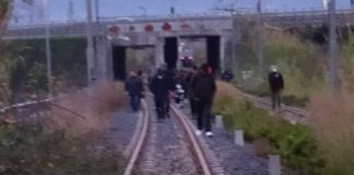 Circumvesuviana, linea aerea in tilt: passeggeri camminano sui binari