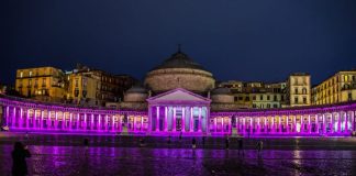 Giro d’Italia, il colonnato di piazza Plebiscito si illumina di rosa