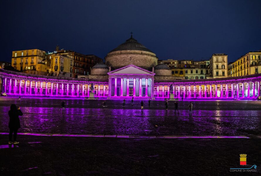 Giro d’Italia, il colonnato di piazza Plebiscito si illumina di rosa