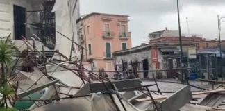Maltempo a Napoli, vento fa crollare albero e impalcatura