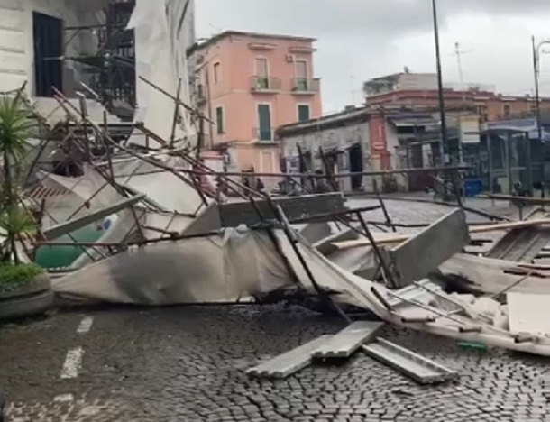 Maltempo a Napoli, vento fa crollare albero e impalcatura