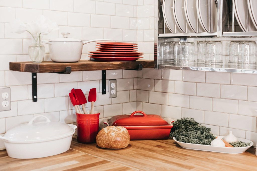 5 consigli per organizzare in modo intelligente gli oggetti e gli alimenti in cucina