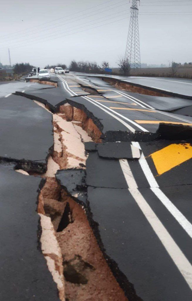 Terremoto in Turchia, oltre 5200 morti. La nuova faglia ha provocato uno spostamento del suolo fino a 10 metri