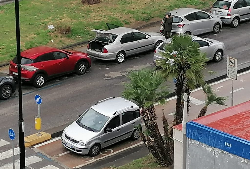 Fuorigrotta, auto nella pista ciclabile in contro senso. I vigili dove sono? VIDEO