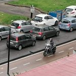 Fuorigrotta, auto nella pista ciclabile in contro senso. I vigili dove sono? VIDEO