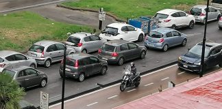 Fuorigrotta, auto nella pista ciclabile in contro senso. I vigili dove sono? VIDEO