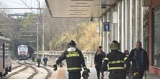 Napoli, Pianura: persona si lancia sotto il treno della Circumflegrea