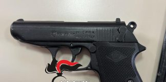 Pistola in classe: 14enne denunciato a Napoli