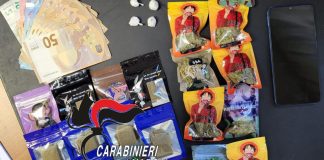 Castellammare di Stabia, droga in bustine figurine: preso