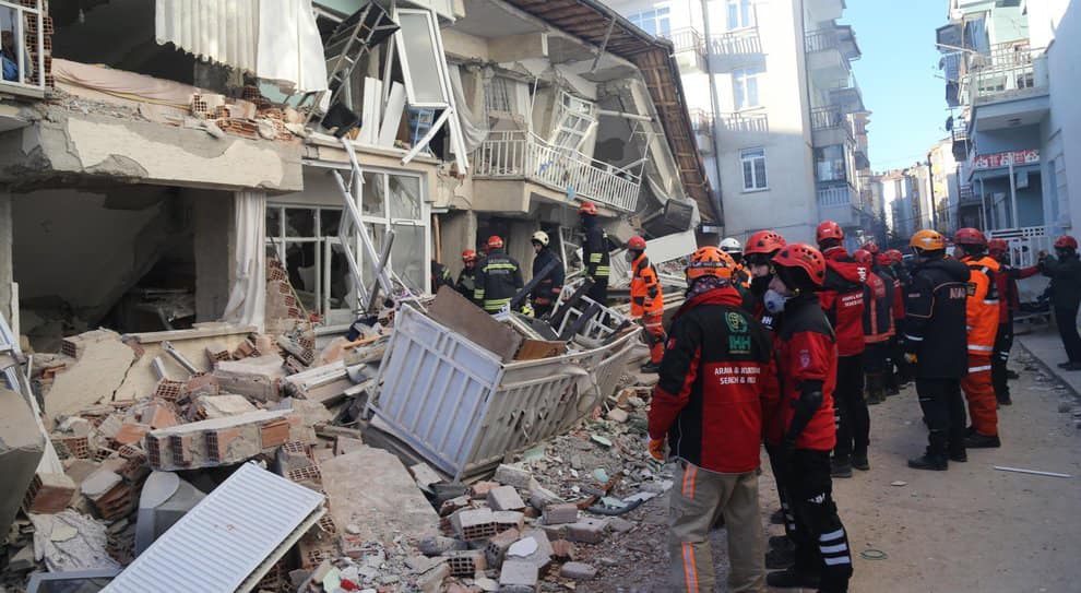 Terremoto in Turchia, oltre 5200 morti. La nuova faglia ha provocato uno spostamento del suolo fino a 10 metri