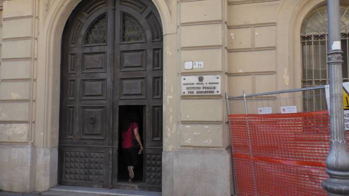 Carcere minorile di Airola, evasi 2 detenuti maggiorenni: ricerche in corso Carcere minorile di Airola, evasi 2 detenuti maggiorenni: ricerche in corso