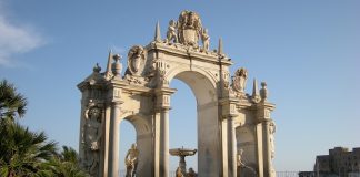 Fontana del Gigante torna in funzione sul lungomare di Napoli