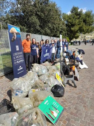 A Fuorigrotta i volontari di Plastic Free per l'iniziativa "Napoli per Napoli"