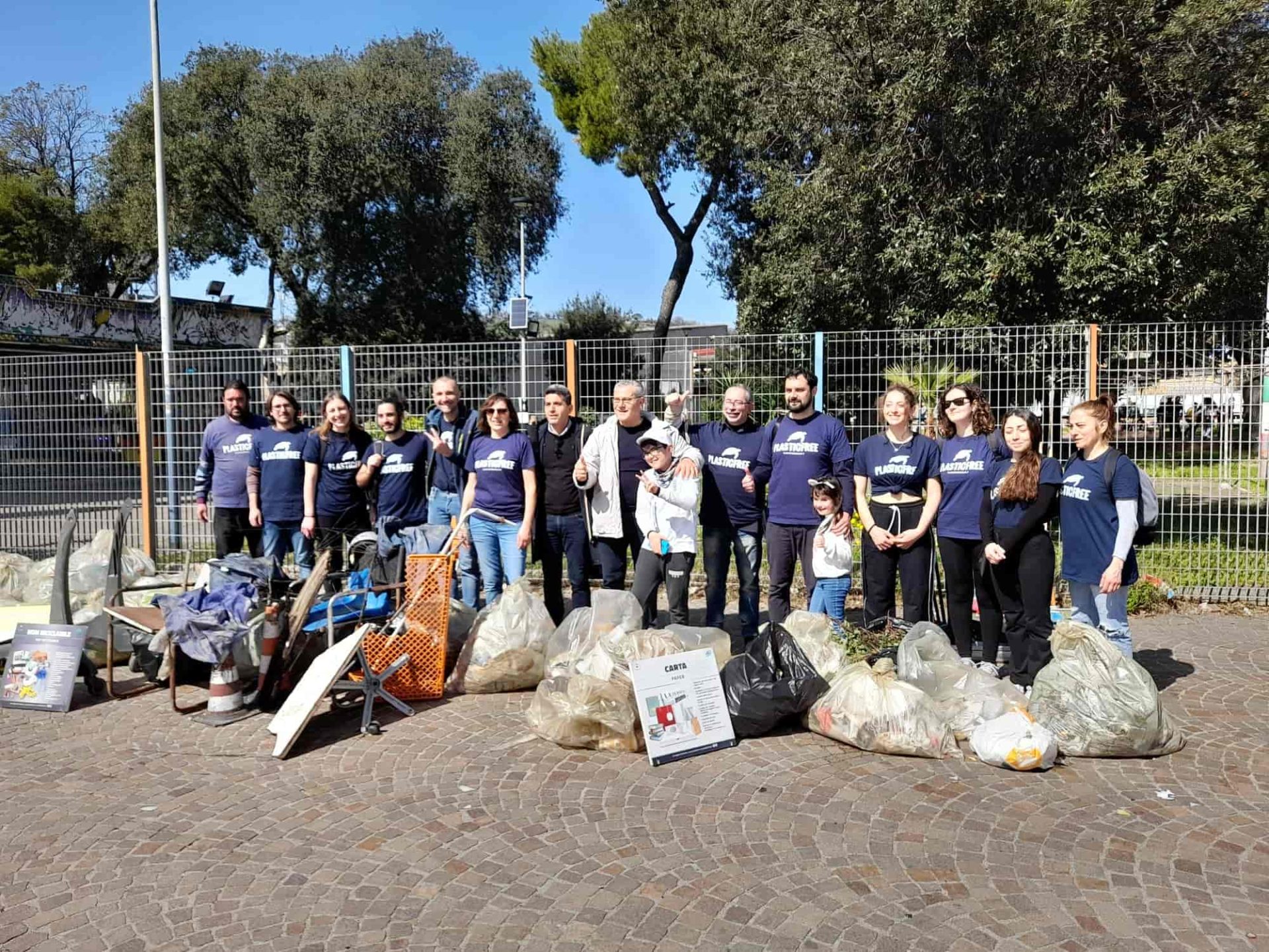 A Fuorigrotta i volontari di Plastic Free per l'iniziativa 