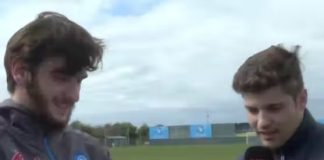 Calcio Napoli, Kvara riceve la maglia del suo idolo Guti