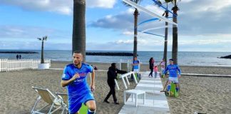 Bacoli, sagome calciatori Napoli in spiaggia per lo scudetto